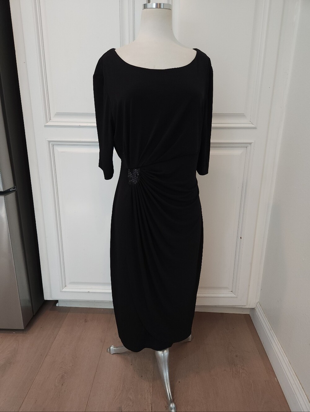 Elegant Black Ruched Sheath Dress